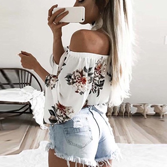 Tops - 💕NWT Off Shoulder Floral Print Crop Top💕